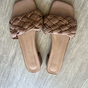 Braided tan sandal with small heel